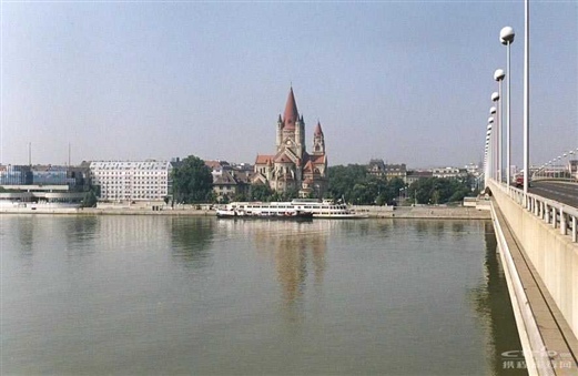 多 瑙 河