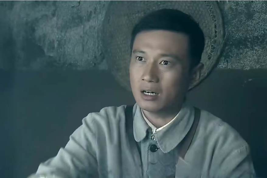 鄭大勇(抗戰劇《鎖定美軍特使》中的新四軍支隊長,由徐洪浩飾演。) 鄭大勇(抗戰劇《鎖定美軍特使》中的新四軍支隊長,由徐洪浩飾演。)