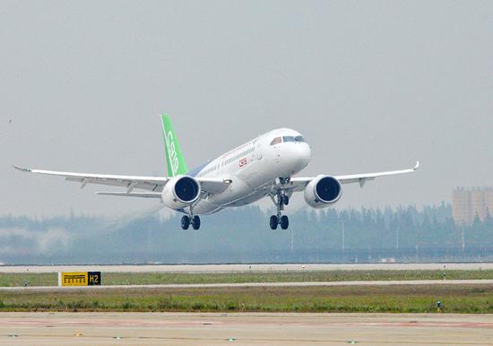 C919在上海浦東國際機場安全落地後滑行。