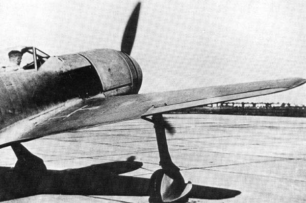 V-1早期的起落艙蓋的形狀，上下兩塊鉸接在一起