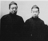 吳昌碩（左）與次子吳涵合影