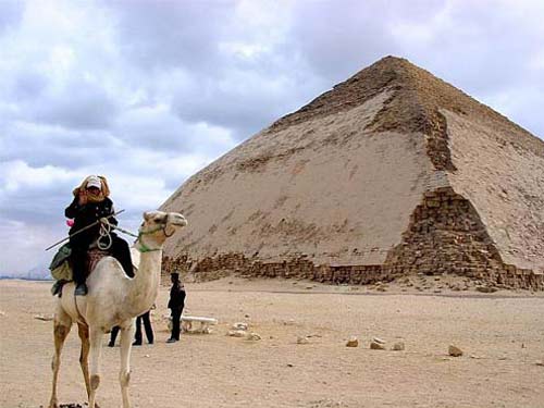 由埃及第四王朝第一位法老薩夫羅修建