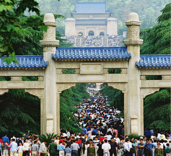 每年數百萬遊客參觀中山陵
