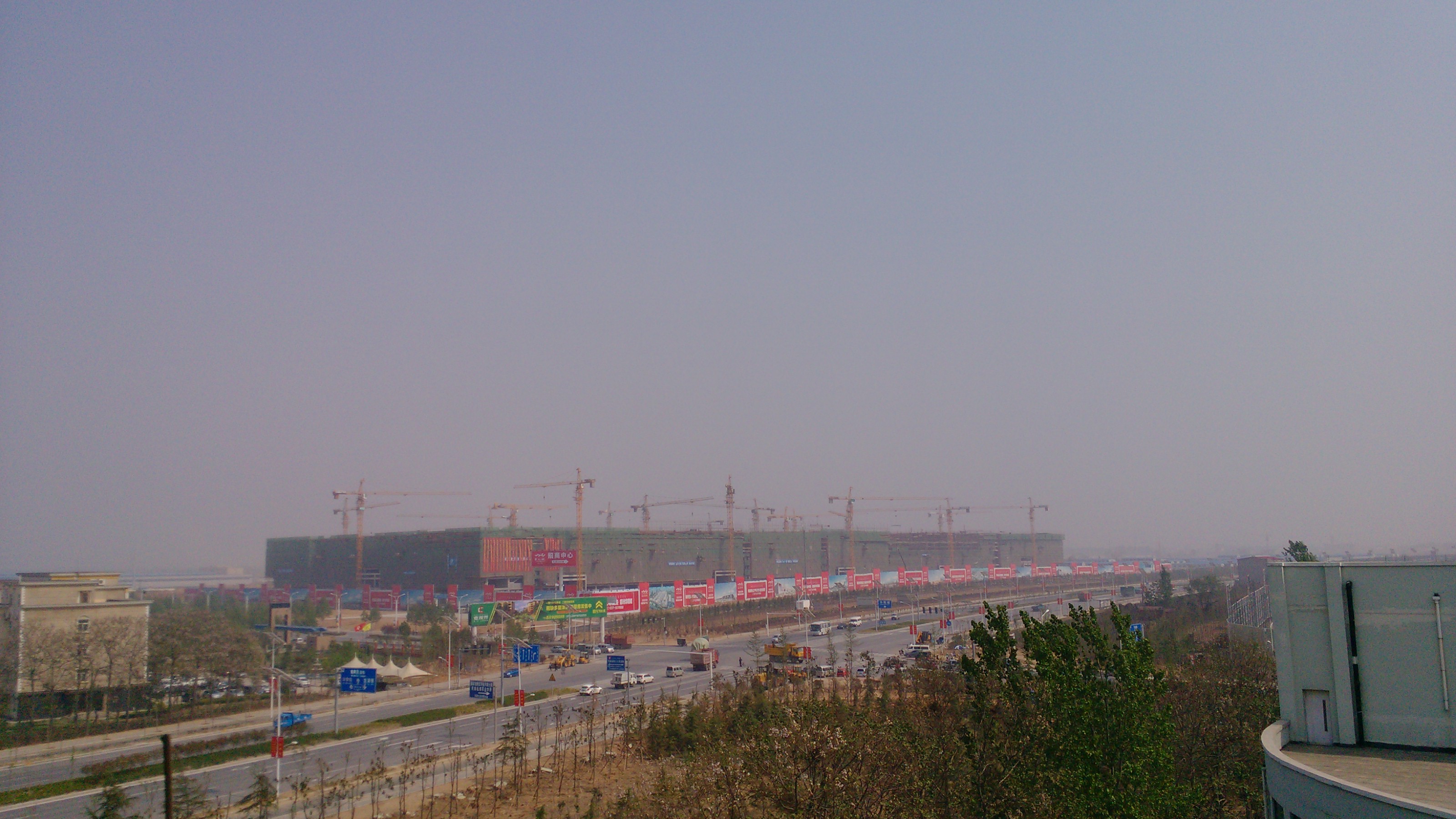 在建中的鄭州華南城（2013年4月）