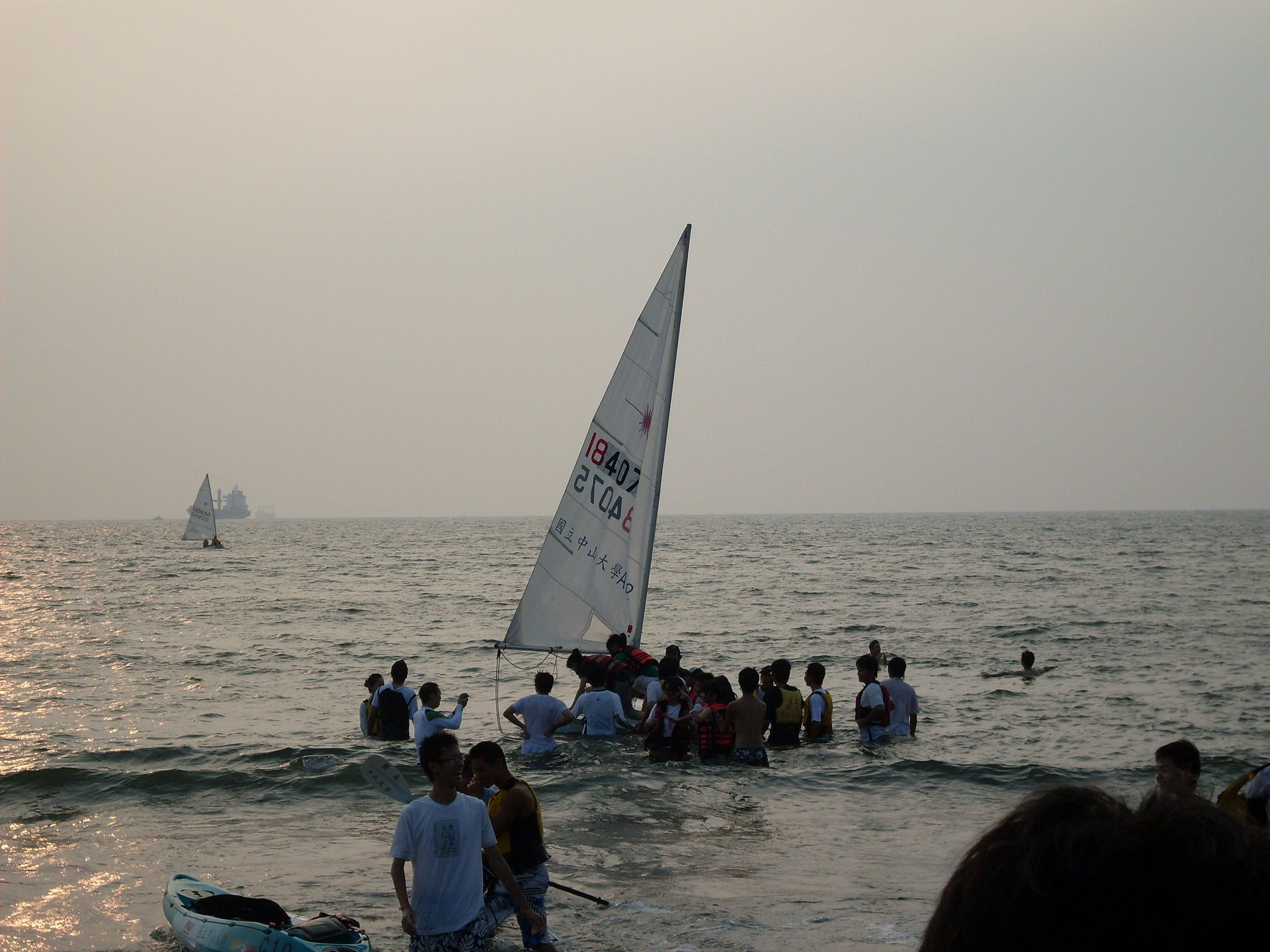 西灣開學祭，海水浴場的大學風帆