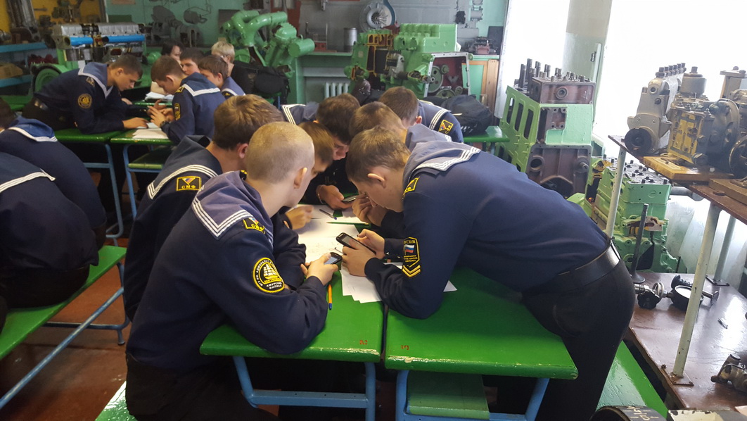 海員在機械零件實踐課上