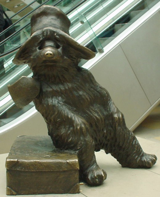 帕丁頓車站的小熊銅像