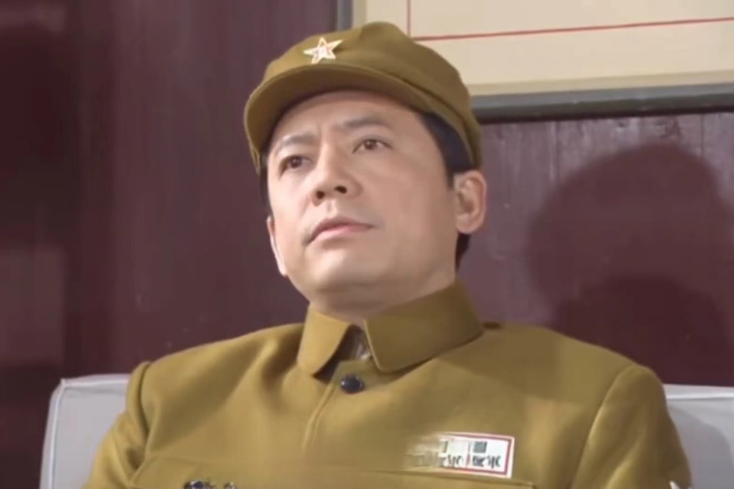 袁潤(年代劇《警察遇到兵》中的角色) 袁潤(年代劇《警察遇到兵》中的角色)