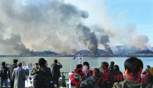 韓國遊人正在遠眺硝煙升騰的延坪島