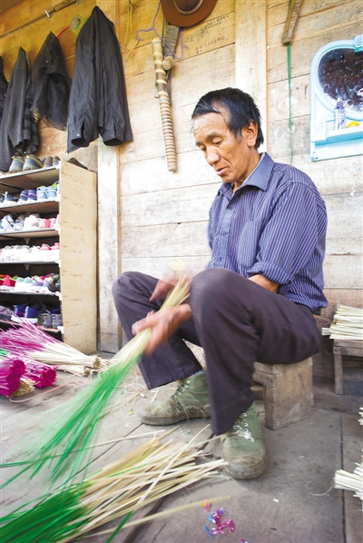2018年4月德興村村民在編織“幫穹”（扁圓形竹器）