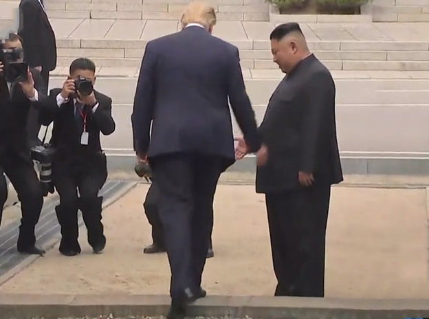 特朗普邁入朝鮮境內
