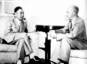 1945年重慶談判期間，周恩來和司徒雷登會面