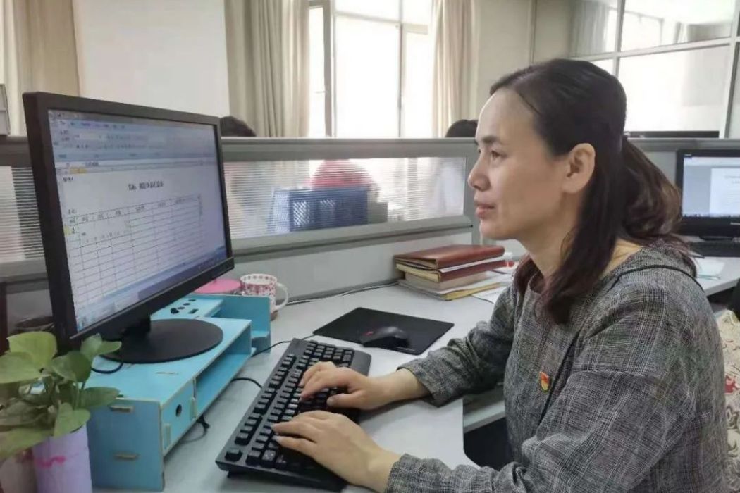 劉美紅(石油天然氣公司內蒙古銷售分公司宣傳委員) 劉美紅(石油天然氣公司內蒙古銷售分公司宣傳委員)