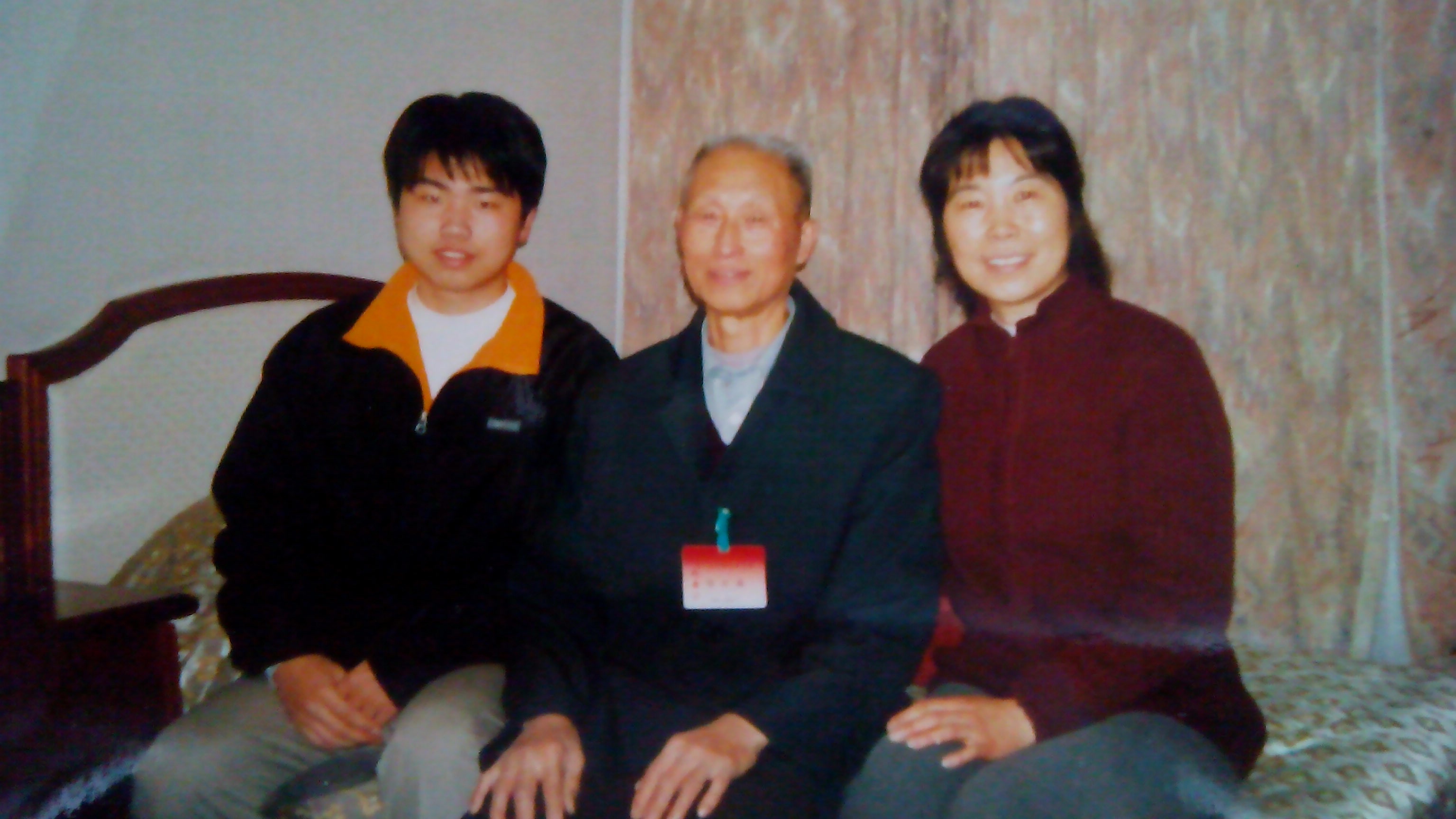 陳天賜先生與兒媳李汴及孫子陳希垚在北京
