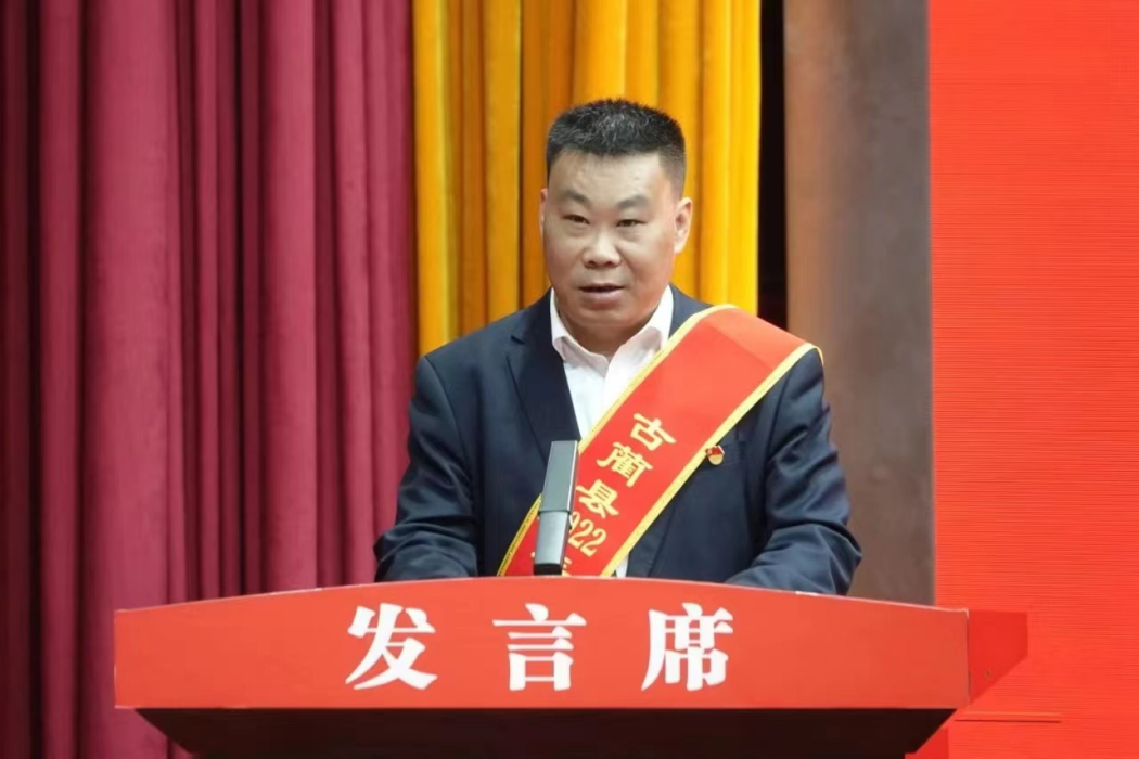 龍駿(古藺中學黨委書記) 龍駿(古藺中學黨委書記)