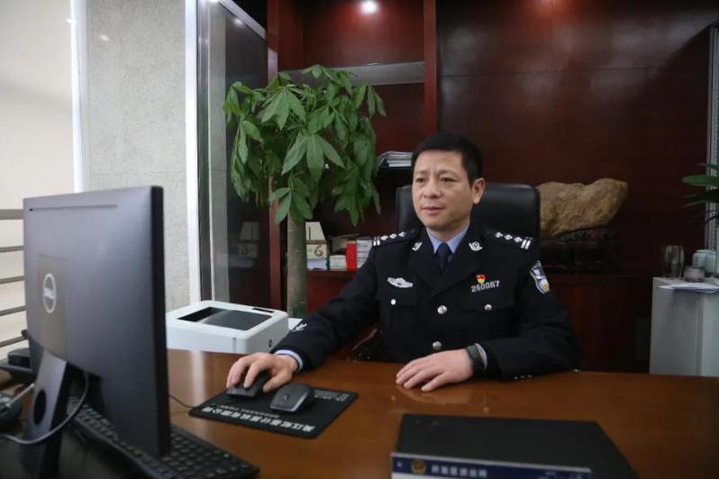 孫曉峰(江蘇省蘇州市吳江經濟技術開發區派出所所長) 孫曉峰(江蘇省蘇州市吳江經濟技術開發區派出所所長)