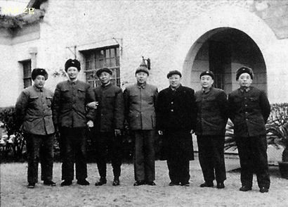陳慶先(左三)與軍事學院領導在一起