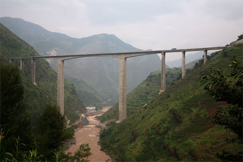 江底鐵索橋