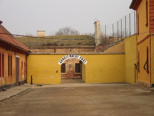 位於捷克的特雷津集中營的“勞動帶來自由”