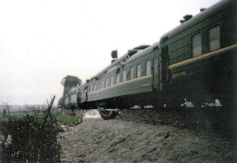 311次列車的第一輛軟座車插入第二輛軟座車中（東德制24型客車）
