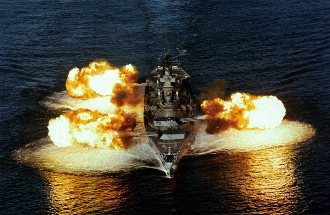 新澤西艦上9門406mm50倍口徑艦炮在兩舷齊射