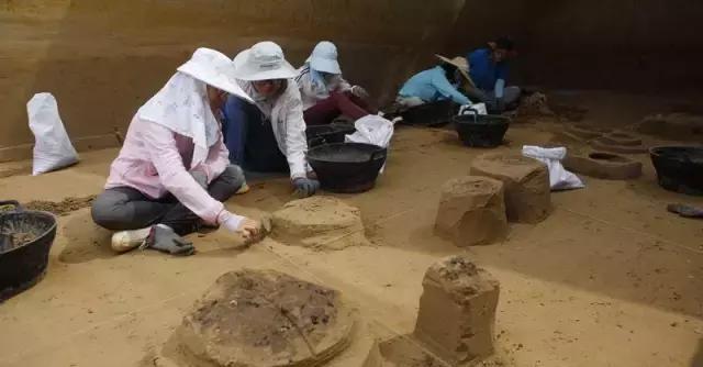 考古人員在發掘出土臨時性建築遺址