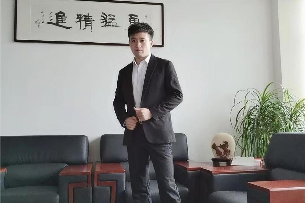 袁慶芳(全國雙節棍爭霸賽冠軍、太倉市輝武體育用品有限公司董事長) 袁慶芳(全國雙節棍爭霸賽冠軍、太倉市輝武體育用品有限公司董事長)