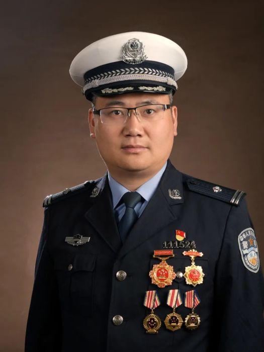 張蘇(江蘇省鎮江市公安局交警支隊潤州大隊鐵騎中隊中隊長) 張蘇(江蘇省鎮江市公安局交警支隊潤州大隊鐵騎中隊中隊長)