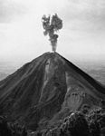 正在噴發的伊薩爾科火山