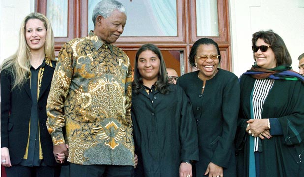 艾莎·卡扎菲（左一）與南非前總統曼德拉一家