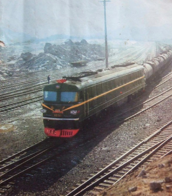 北京型6001號機車牽引貨運列車