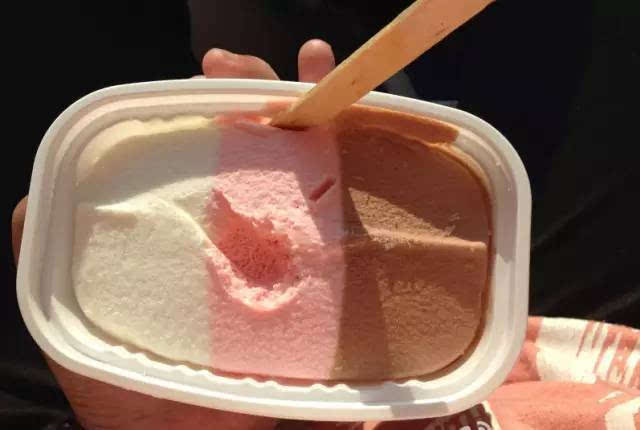 三色杯冰淇淋
