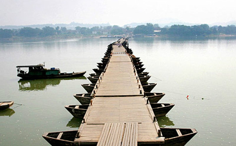 浮橋(船或浮箱代替橋墩，浮在水面的橋樑)