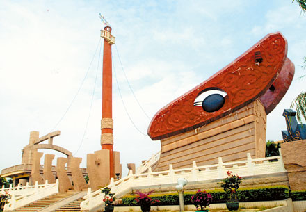 位於澄海外砂橋旁的紅頭船雕像