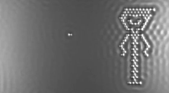 科學家們藉助掃描式隧道顯微鏡來移動原子