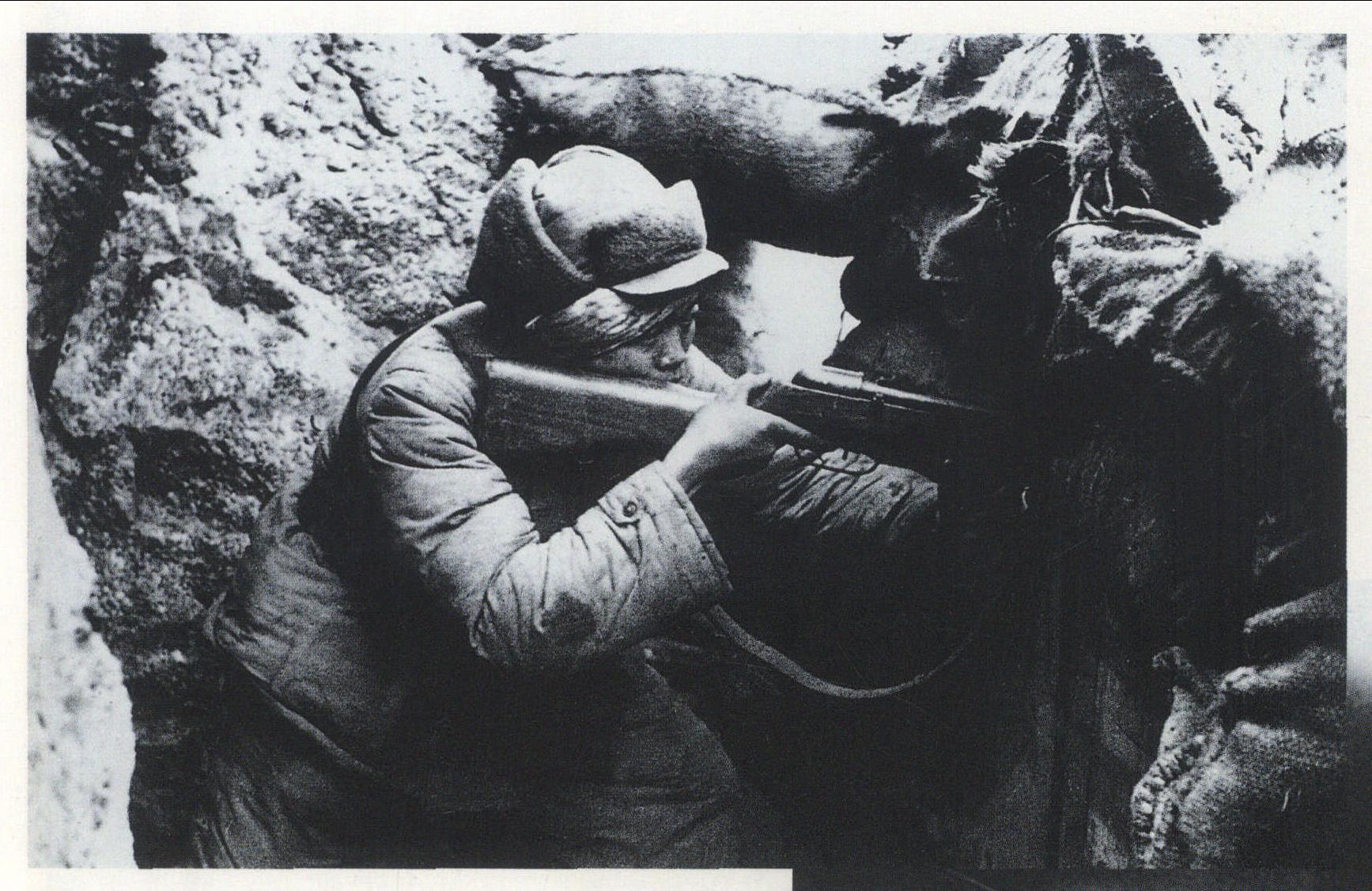 上甘嶺戰役中， 志願軍戰士依託坑道射擊