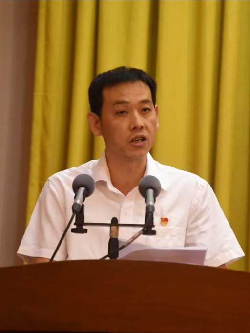 張曉平(中共二十大代表,白銀有色集團第三冶煉廠熔煉車間調度長) 張曉平(中共二十大代表,白銀有色集團第三冶煉廠熔煉車間調度長)