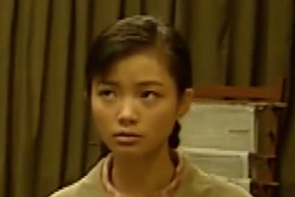 鐘柳(情感劇《戈壁母親》中柳月季收養的孤女,由向甜飾演。) 鐘柳(情感劇《戈壁母親》中柳月季收養的孤女,由向甜飾演。)