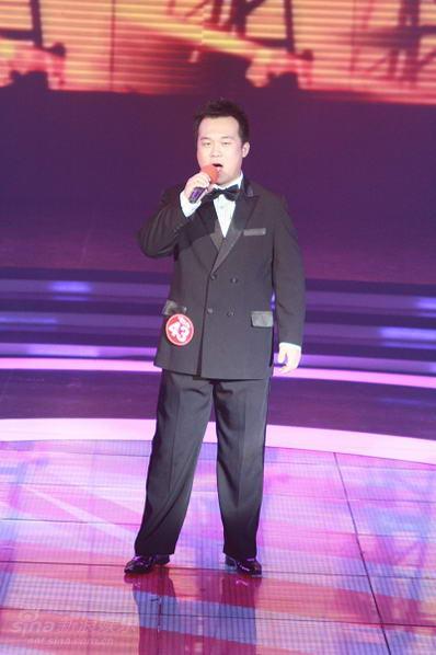 李鰲在中國紅歌會上演唱