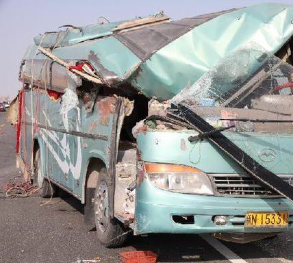 12.10新疆阿和沙漠公路交通事故