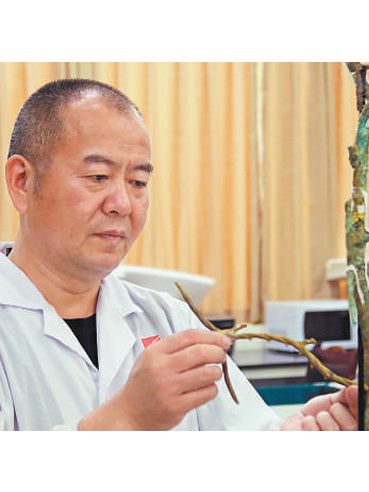 郭漢中(四川廣漢三星堆博物館文物修復師) 郭漢中(四川廣漢三星堆博物館文物修復師)