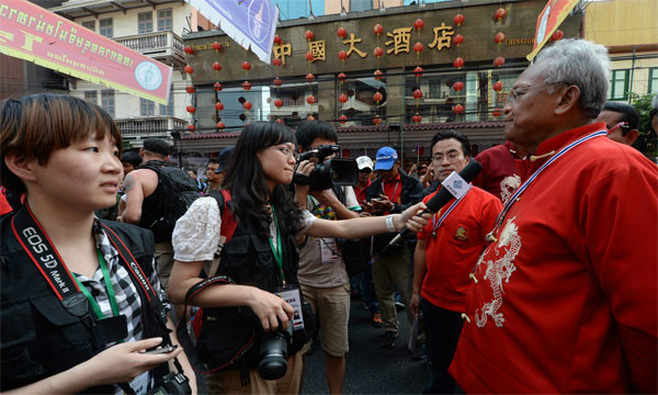 2014年在曼谷唐人街採訪反對派領導人素貼