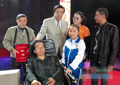 2013年錄製中國感動節目（最左是啟初父親）