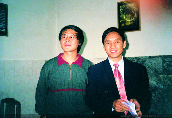 2001年10月，與中國人民大學文學院教授，著名詩人王家新在北京。