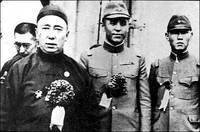 德王(前左一)與日本侵略軍在一起