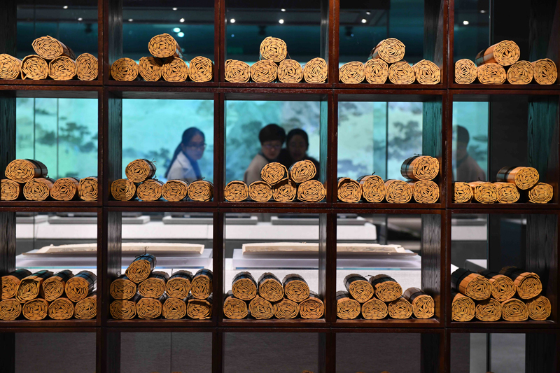 11月26日，參觀者在孔子博物館內參觀