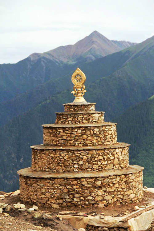塔德寺信眾用石塊堆積的曼扎盤