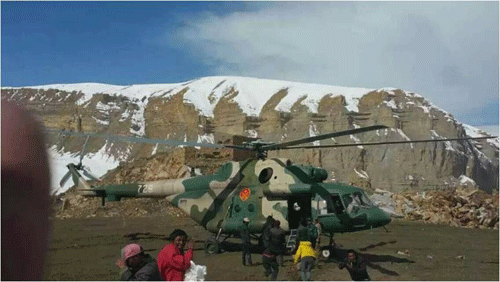 2015年4月19日阿里軍分區直升機到日巴村緊急救助病人