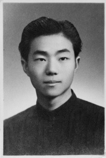 1947年秋，18歲的張孟林高中畢業時的照片