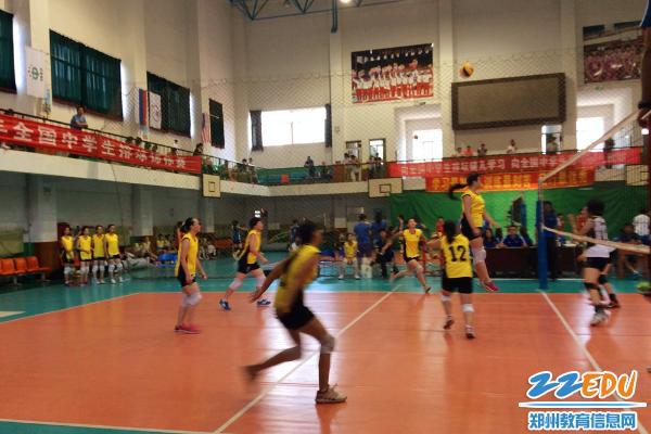 鄭州外國語中學女子排球隊比賽的精彩瞬間
